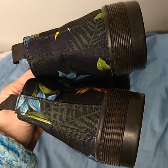 Women's Dr. Martens Daytona floral shoes size 7 💥LIKE NEW💥 - Picture 3 of 10